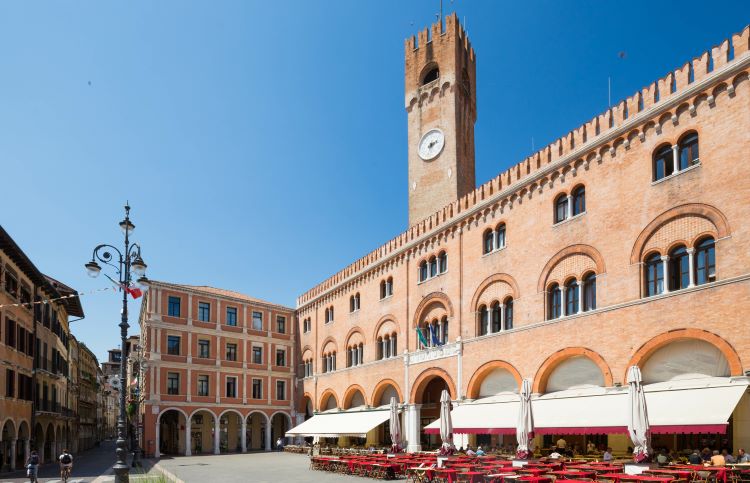 Herrlicher Palast in der Altstadt von Treviso auf der adamare Singlereise nach Venetien