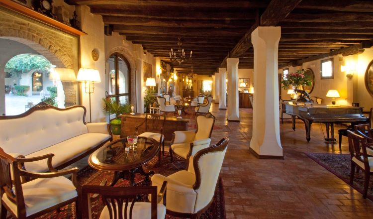 Die sehr geschmackvoll eingerichtete Halle vom Hotel Villa Luppis