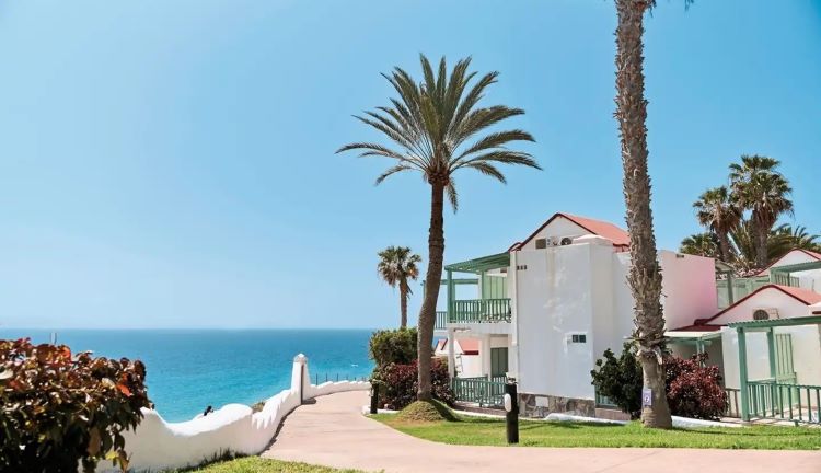 Blick von der Anlage des Aldiana Club Fuerteventura auf Bungalows und das Meer
