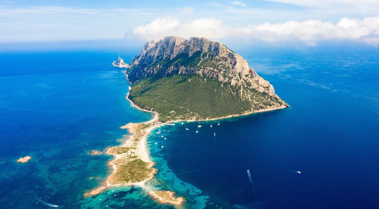 Blick auf die Isola Tavolara beim Landanflug auf Olbia Sardinien