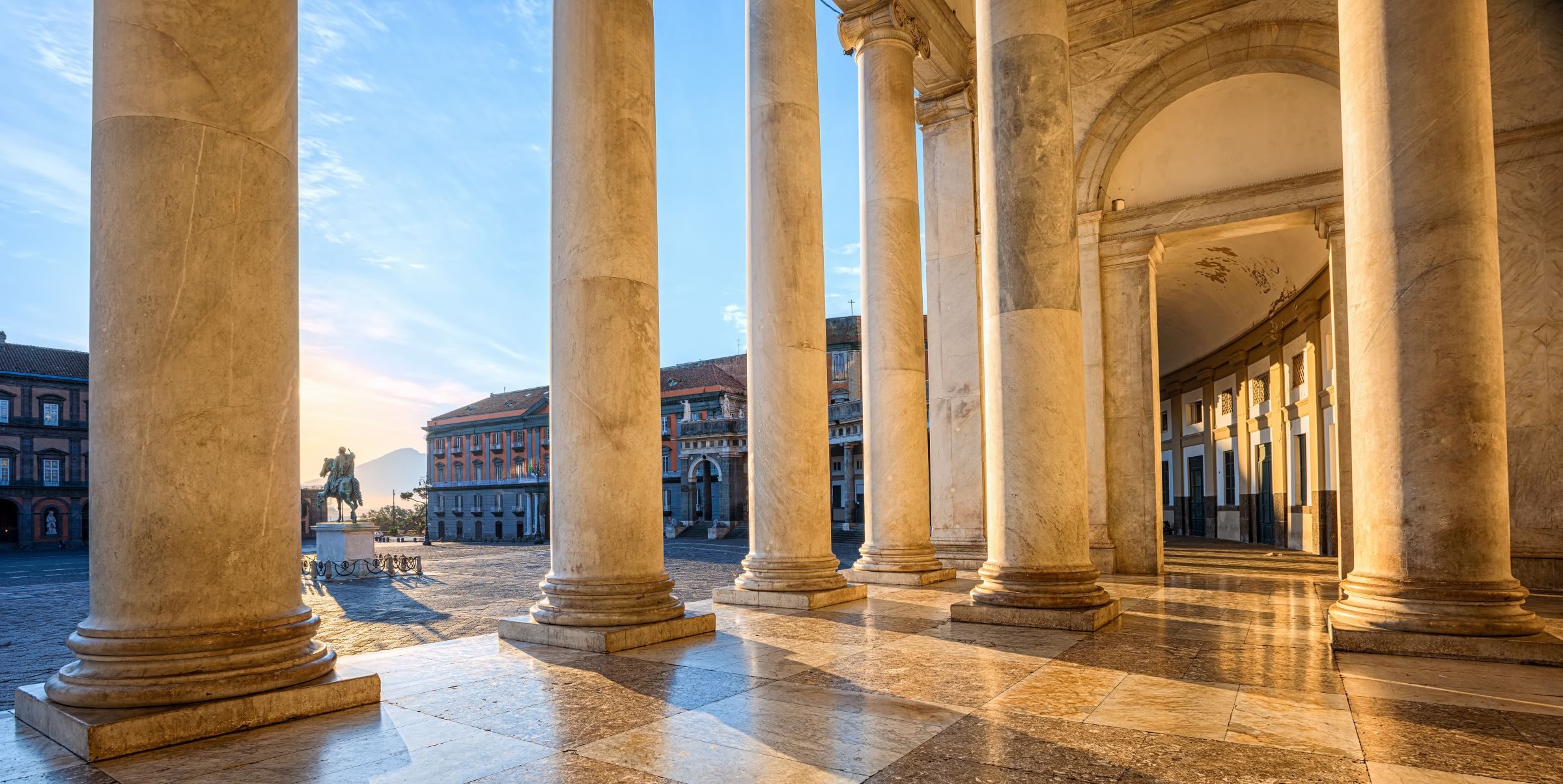 Die Piazza del Plebiscito besichtigen die Gäste während einer Stadttour auf der adamare Singlereise nach Kampanien