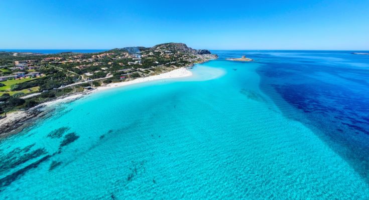 Der Strand Stintino auf Sardinien aus der Vogelperspektive