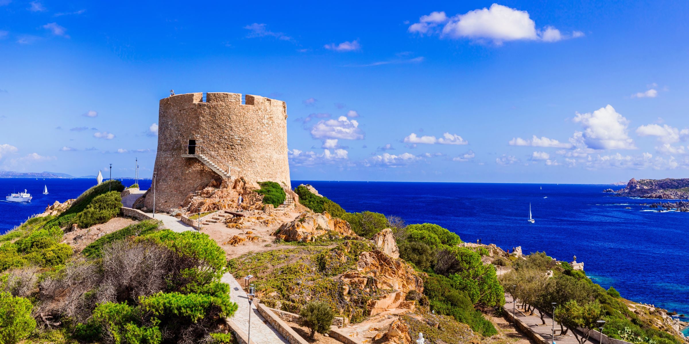 Auf einem alten Sarazenenturm erleben die Gäste eine Weinprobe auf der adamare Singlereise Sardinien
