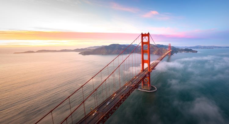 Die berühmte Golden Gate Brücke in San Francisco aus der Luft gesehen