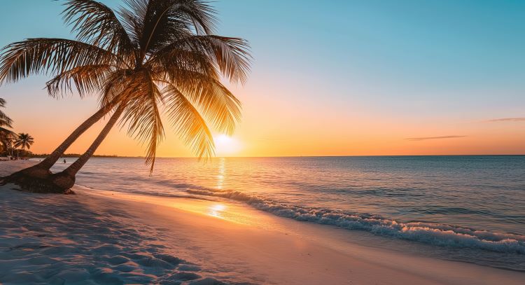 Ein einmalig schöner Sonnenuntergang am Strand in der Südsee