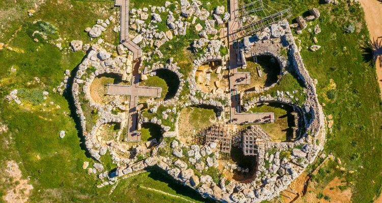 Die Tempelanlage Ggantija auf Gozo besichtigen die TeilnehmerInnen der adamare Singlereise nach Malta